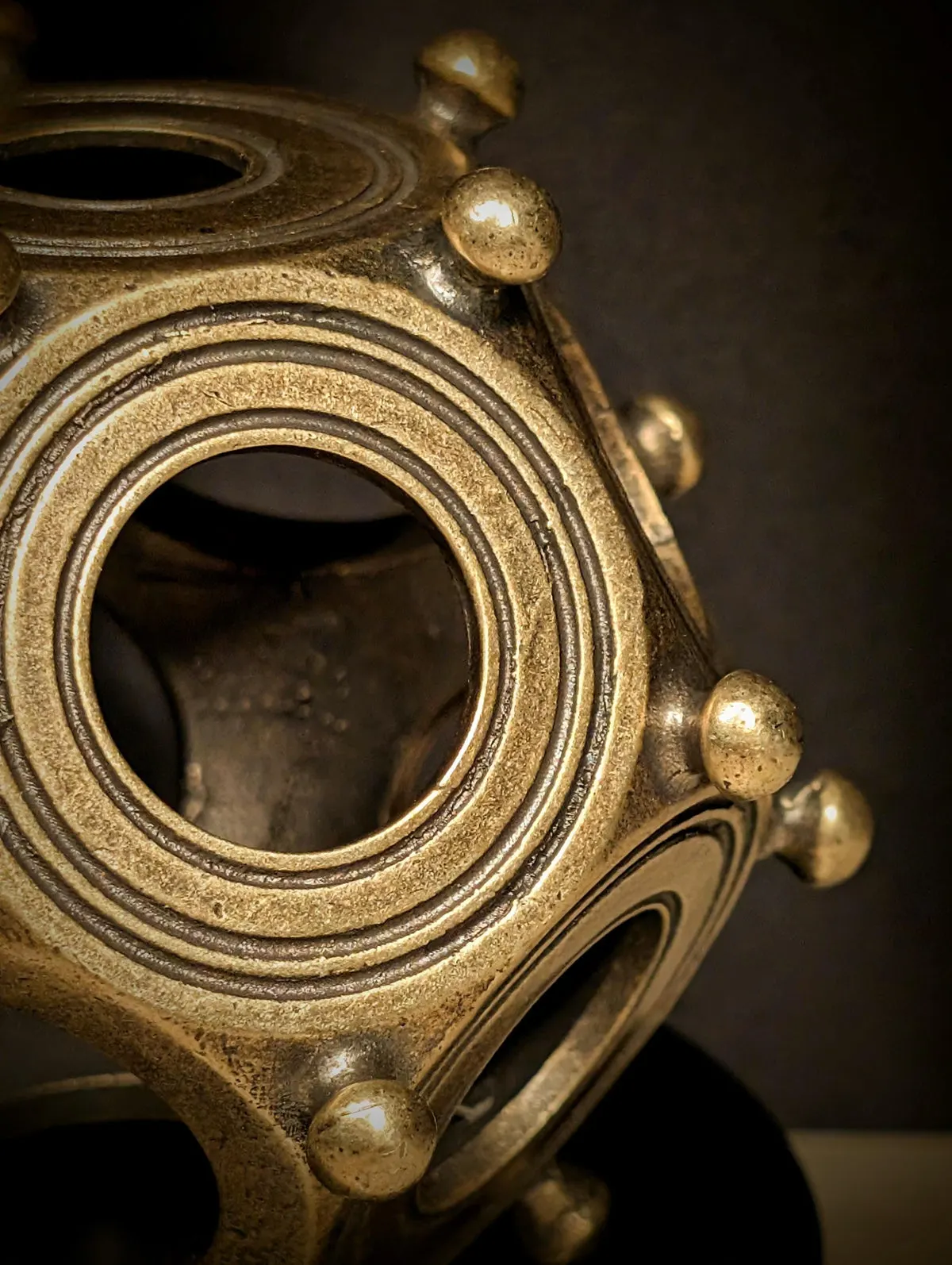 Close-up of the cast rings around one face